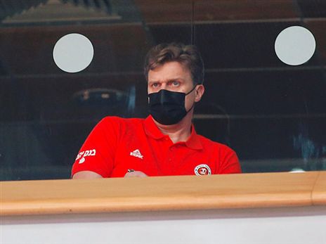 המאמן החדש צפה מהיציע (אלן שיבר)