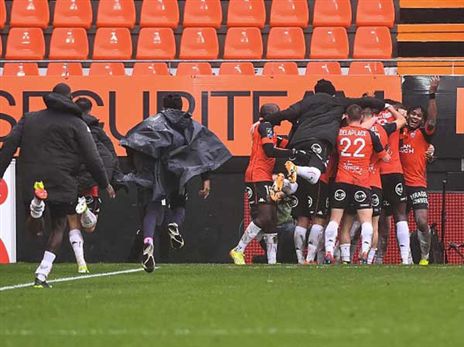 סנסציה אדירה. שחקני לוריין חוגגים בתוספת הזמן (GETTYIMAGES)