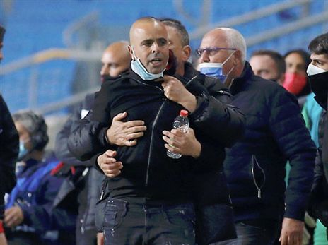 בת"א ביקשו להנמיך את הלהבות. העימות בסיום המשחק (צילום: אלן שיבר)