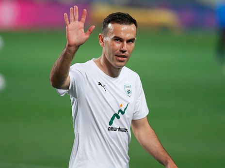 הוא כן יכול לשבת על הספסל? מה ההבדל? (אלן שיבר)