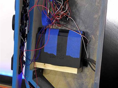 קונסולת הסוויץ' הדרושה ממקומת בפלטפורמה שהודפסה עבורה במיוחד