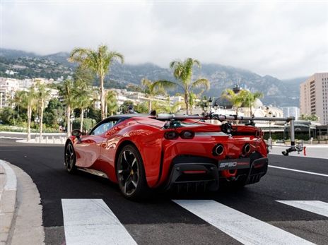 ה-SF90 סטרדלה בעת צילומים ברחובות מונטה קרלו