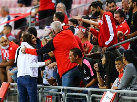 ברקת. עובדת במרץ (לירון מולדובן)