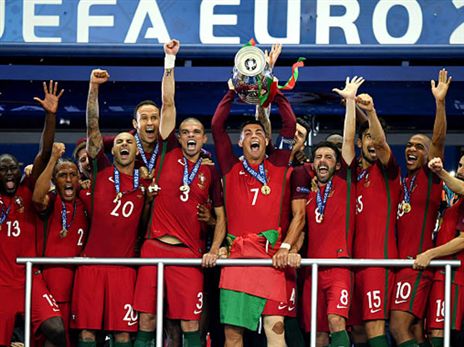 רונאלדו וחבריו חולמים על עוד גביע (GETTY)