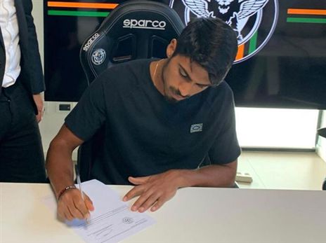 פרץ חותם על החוזה בוונציה