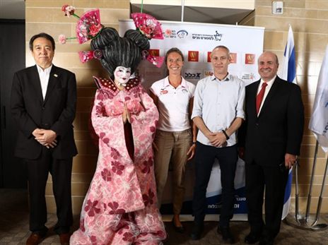 השגריר היפני ושר הספורט חילי טרופר (צילום: דייגו מיטלברג)