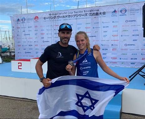 עם המאמן פייר לוקה. "לומדת המטעויות" (איגוד השייט)