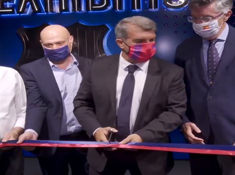 לאפורטה גוזר את הסרט שפתיחת התערוכה