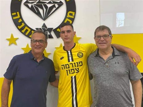 אלון גינת. חוזה בוגרים ראשון (צילום: מכבי נתניה)