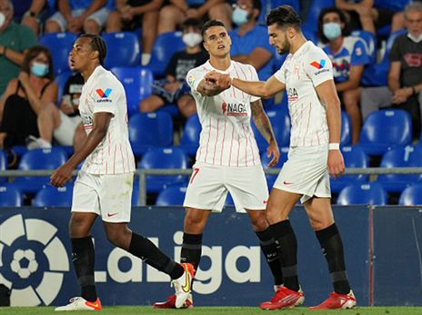 למאלה ושחקני סביליה חוגגים. מאזן מושלם (Getty)