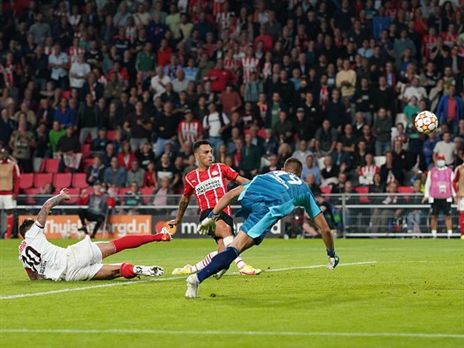 מול שער ריק (GETTY)