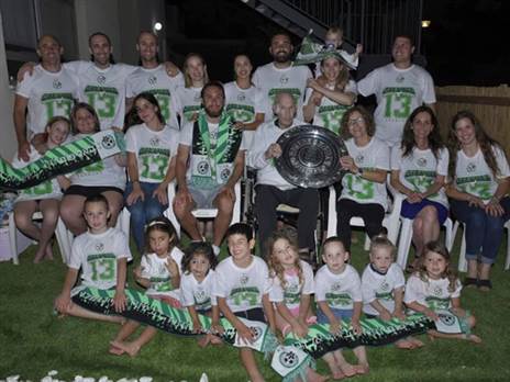 כל משפחת ארד עם עודד ז"ל במרכז (צילום באדיבות מכבי חיפה, האתר הרשמי)