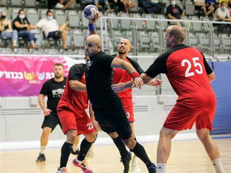 דושאן אנדרייביץ' מדיח את הפועל ראשל"צ (צילום: הדר ואן קולא)