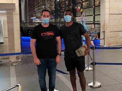 איזוצ'וקוו אנתוני אחרי הנחיתה בישראל (צילום: עמוד הפייסבוק של הפועל חיפה)