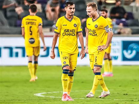 אווירה מתוחה לקראת שבוע קריטי. שחקני מכבי ת"א (צילום: מרקו)