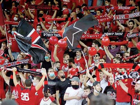 אוהדי ירושלים. השחקנים מצפים לדחיפה בארנה (אלן שיבר)