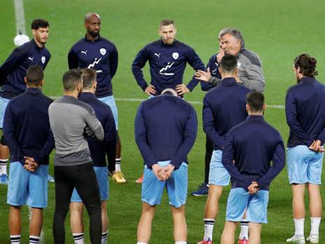 ווילי זוכה לתמיכת השחקנים (אלן שיבר)