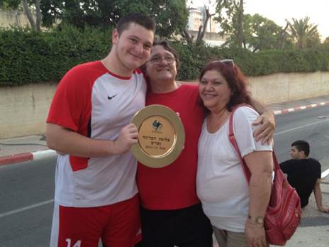 יוניש עם הוריו (צילום מאתר איגוד הכדוריד)