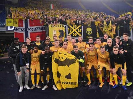 מרוצים מהתוצאה. שחקני בודה גלימט עם הקהל שהגיע לאיטליה (GETTY)