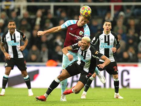 ג'יימס טראקובסקי מרחיק. ברנלי צריכה גול (Getty)