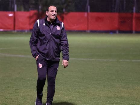 כרגע הוא מחייך (הפועל ת"א)