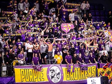 יגיעו למרות הקורונה? אוהדי חולון (ברני ארדוב)