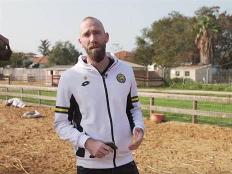 "החשיבה שלי שונה, וזה בסדר". עמוס במושב עולש (מתוך הכתבה)