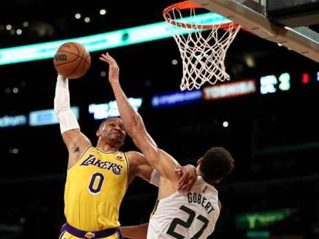 הוציא הרבה תסכול בדאנק הזה. ווסטברוק מטביע על גובר (GETTY)