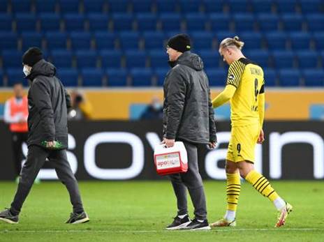 תמונות שבדורטמונד לא אוהבים לראות. הולאנד יורד פצוע (GETTY)