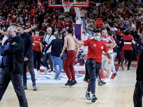 האוהדים האדומים לא ידעו את נפשם מרוב אושר (אלן שיבר)