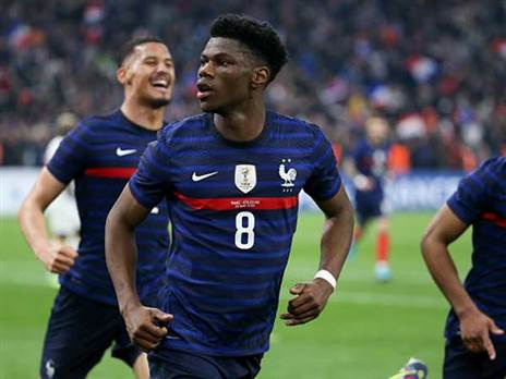 הענקיות בעקבותיו (GETTY)