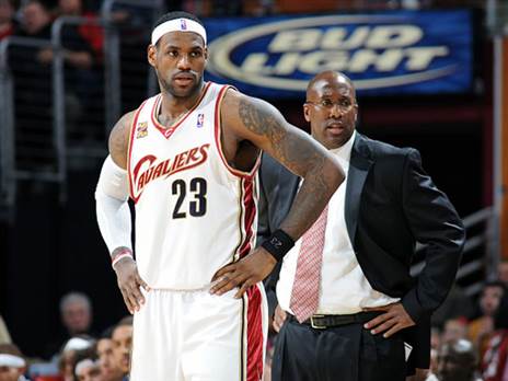 לברון ג'יימס ומייק בראון. בדרך לאיחוד? (Getty)