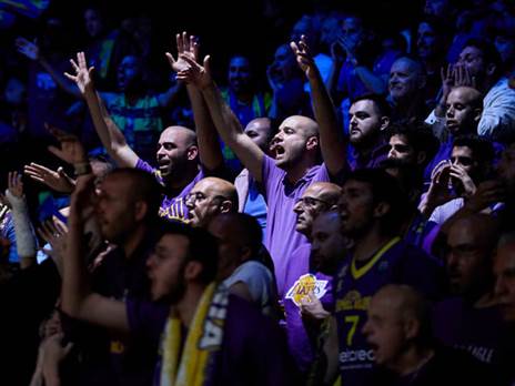 "עזרו לנו להרים את הראש". אוהדי חולון (getty)