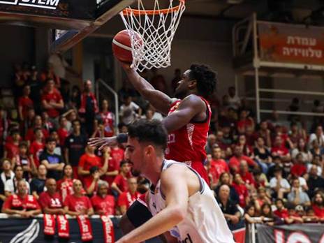 השתלטה על הריבאונד (צילום: מאור אלקסלסי, מנהלת הליגה)