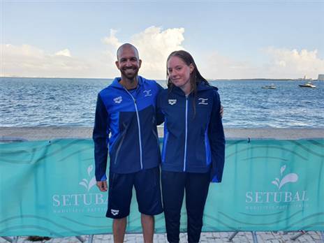 ההישג השני בטיבו של שחיינית ישראלית. שוורץ ומאמנה (איגוד השחייה)