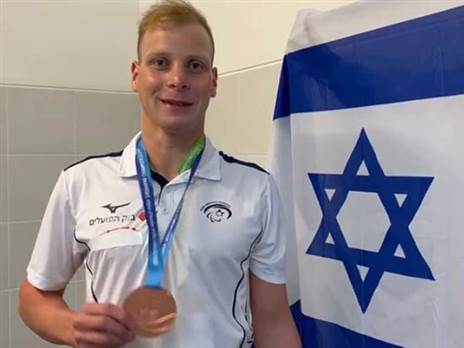 מליאר ומדליית הארד (צילום: דר׳ אסנת פליס דואר)