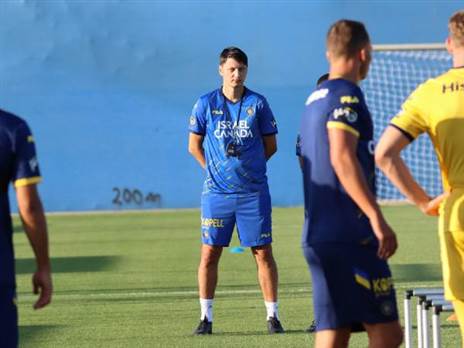 ולדימיר איביץ' באימון הפתיחה. הציג גישה חדשה (מכבי תל אביב)