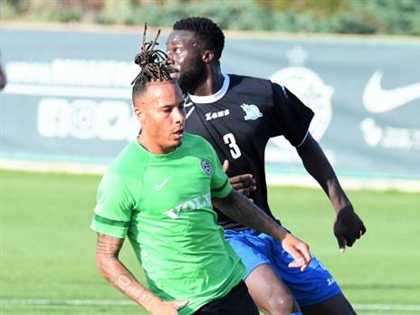 צ'ארון שרי נכנס לעניינים (צילום: ראובן כהן, האתר הרשמי של מכבי חיפה)