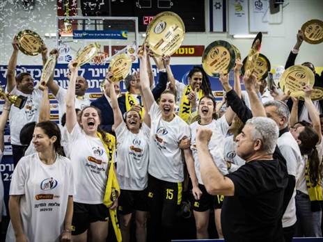 רמלה ברגע ההנפה בעונה האחרונה (קרדיט: מנהלת ליגת העל לנשים בכדורסל)