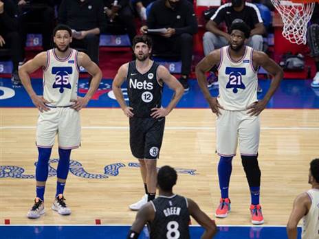 בן סימונס וג'ו האריס. יהיו כשירים לתחילת העונה? (Mitchell Leff/Getty Images)