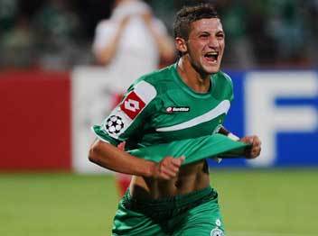 גדיר במדי חיפה. היה בליגת האלופות