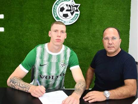 סוף פודגוראנו במעמד החתימה עם מנכ"ל מכבי חיפה, איציק עובדיה (האתר הרשמי של מכבי חיפה)