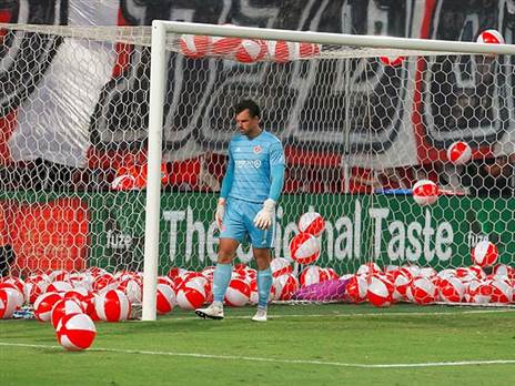 מרינוביץ' וכדורי הים. נוצר חוסר אמון עם הקהל (אלן שיבר)