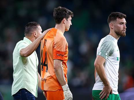 כהן מקבל טפיחה. הציל את הכדורגל הישראלי (מאור אלקסלסי)