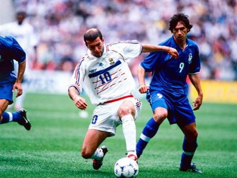 בפעם האחרונה בה מארחת זכתה במונדיאל עוד היה לזידאן שיער (Simon Bruty/Anychance/Getty Images)