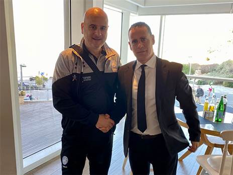 כצבאיה (משמאל) עם יוסי נביא, מנכ"ל קרלטון ת"א