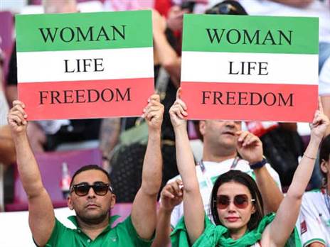 האוהדים האיראנים עם שלטים (GETTY)