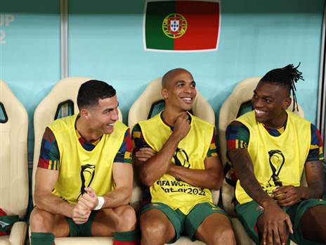 הכוכב שמר על אווירה טובה גם בספסל (Getty)