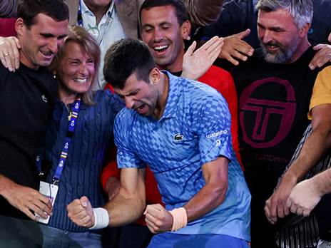 חגג כמו שלא חגג אף תואר. ג'וקוביץ' (GETTY)