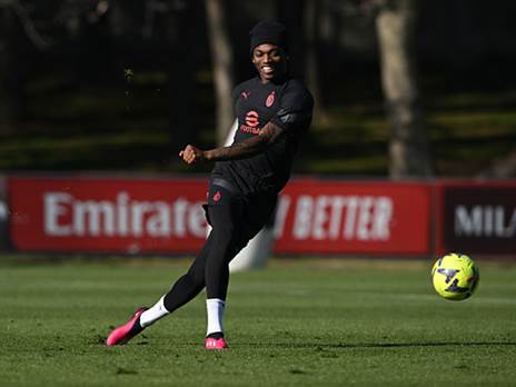 לאאו רוצה להוציא את העגלה מהבוץ (Claudio Villa/AC Milan via Getty Images)